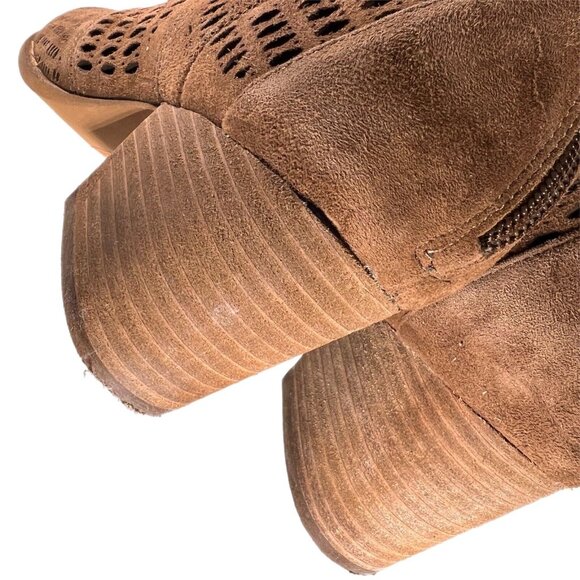 Vince Camuto Boots Womens Sz 7.5 Shoes Leather Ankle Booties Block Heel Pierced - Picture 8 of 12